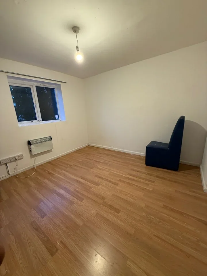 Flat Dobbin Close in Greater London