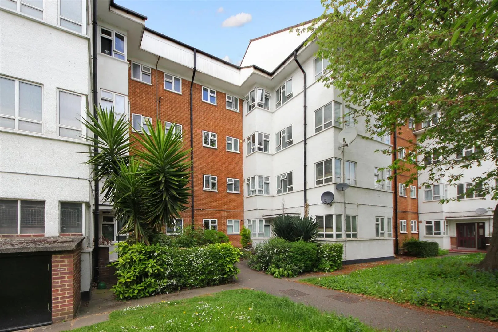 Flat Broughton Road in Greater London