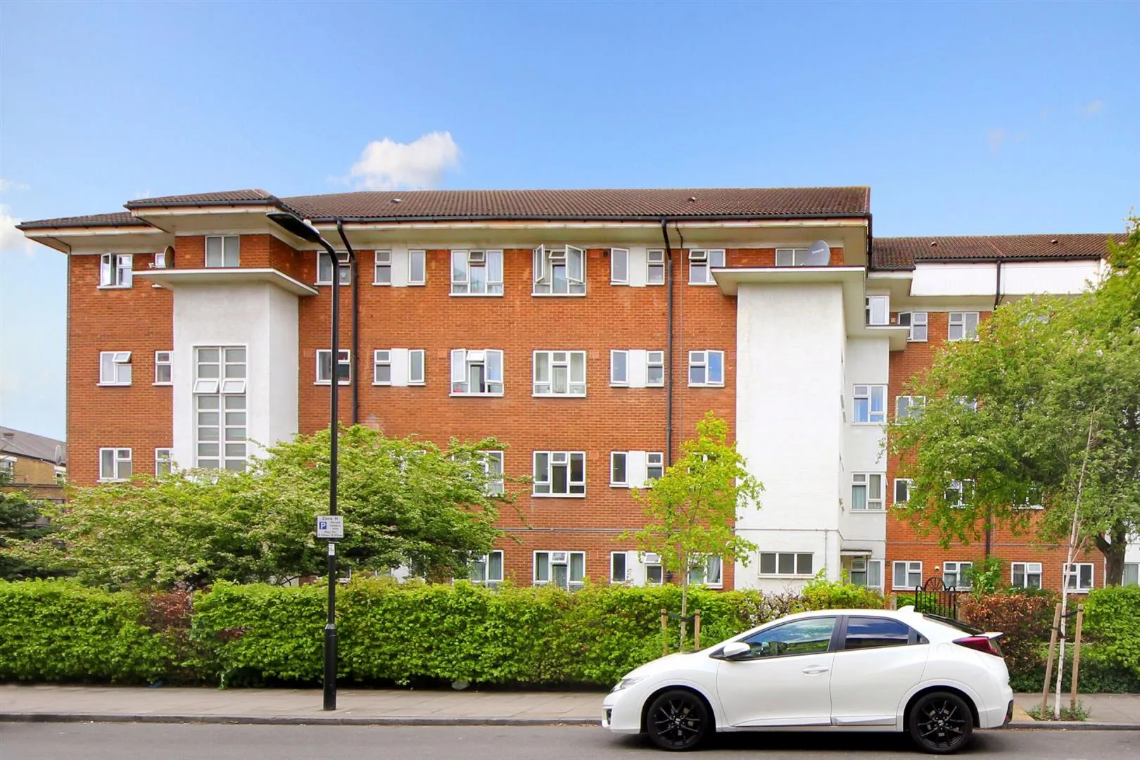 Flat Broughton Road in Greater London