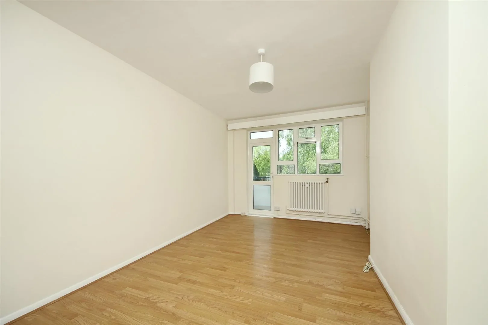 Flat Broughton Road in Greater London