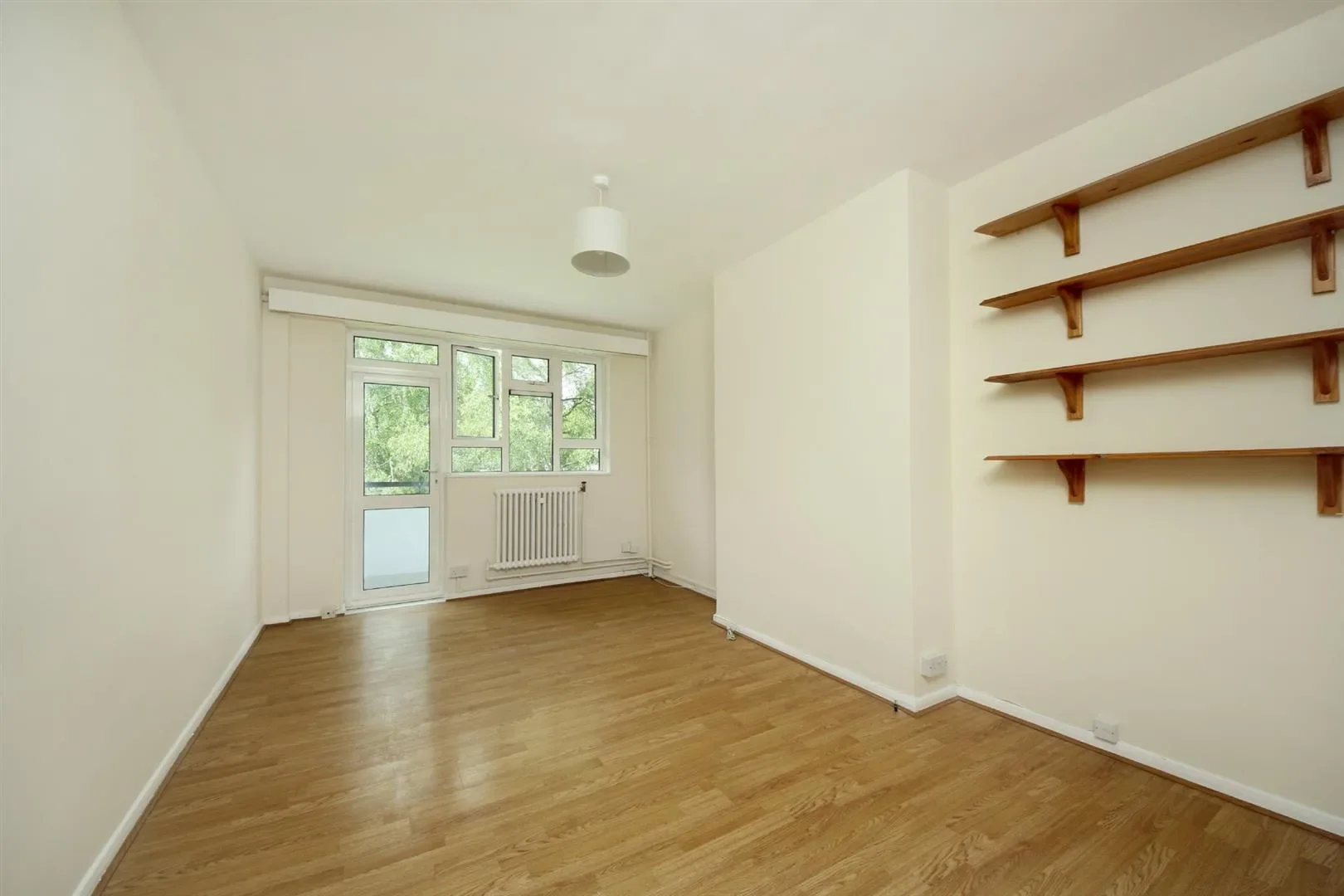 Flat Broughton Road in Greater London