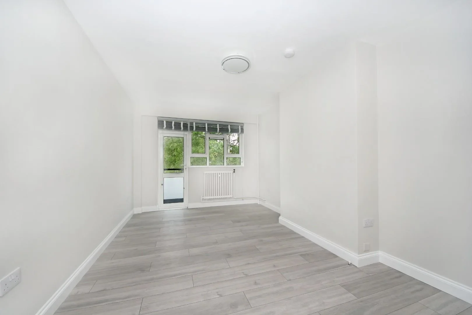 Flat Broughton Road in Greater London