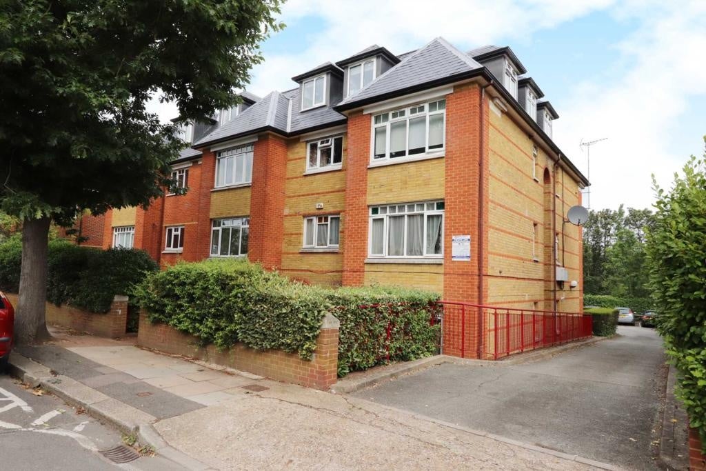 Flat Dukes Avenue in Greater London