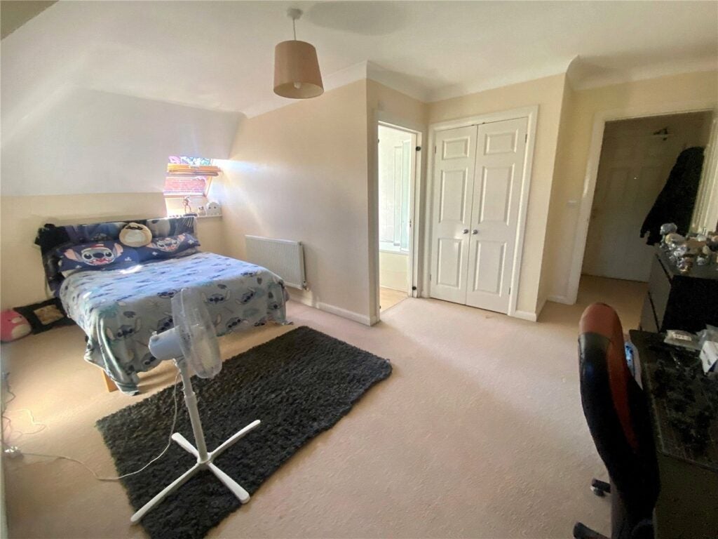 Flat Farnborough Road in Rushmoor