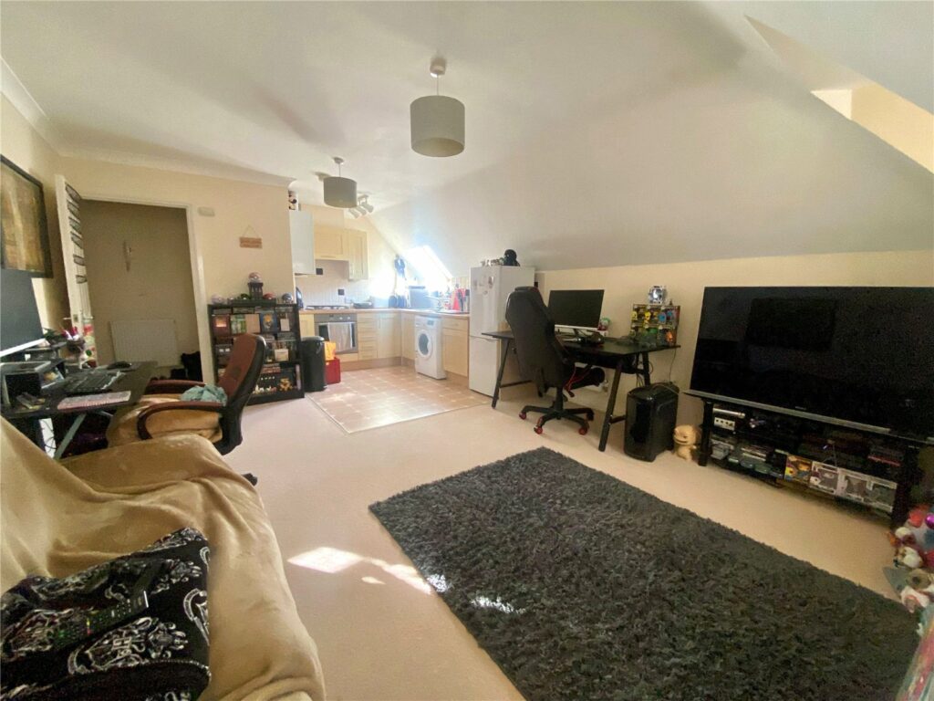 Flat Farnborough Road in Rushmoor