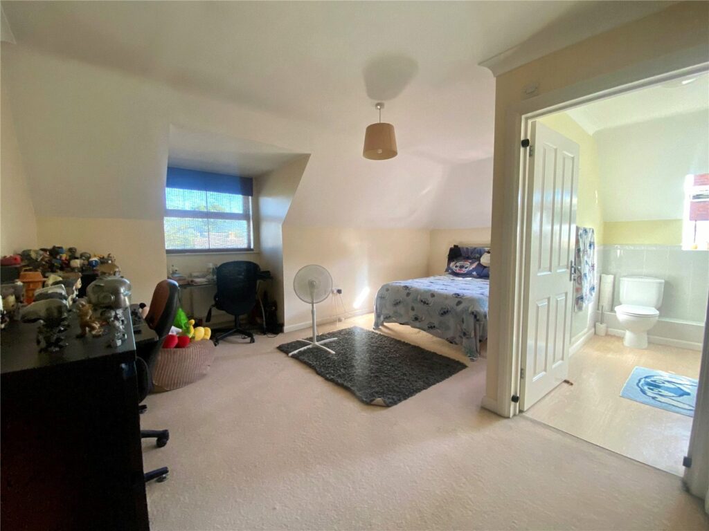 Flat Farnborough Road in Rushmoor