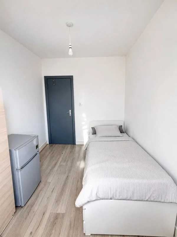 Room Walmer Road in Greater London