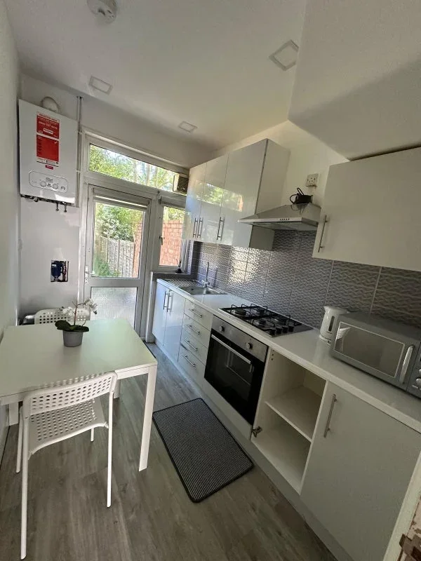 Room Walmer Road in Greater London