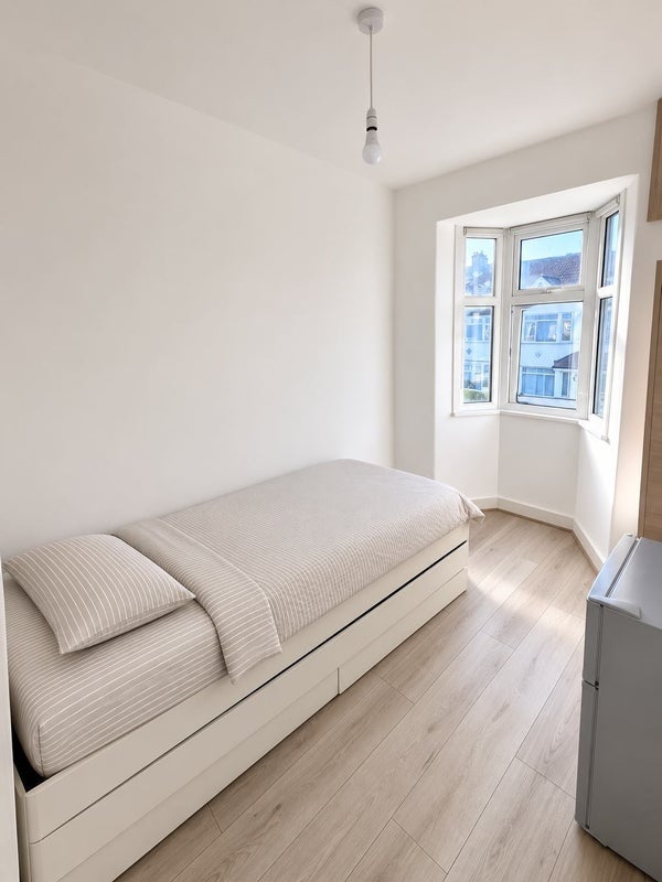 Room Walmer Road in Greater London