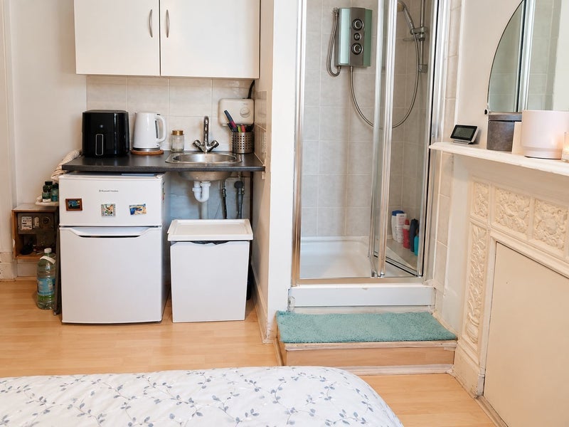 Room Willesden Lane in Greater London