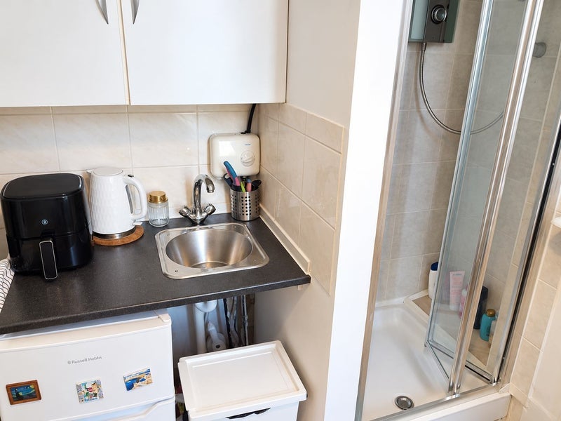 Room Willesden Lane in Greater London