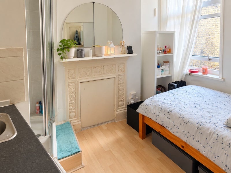 Room Willesden Lane in Greater London