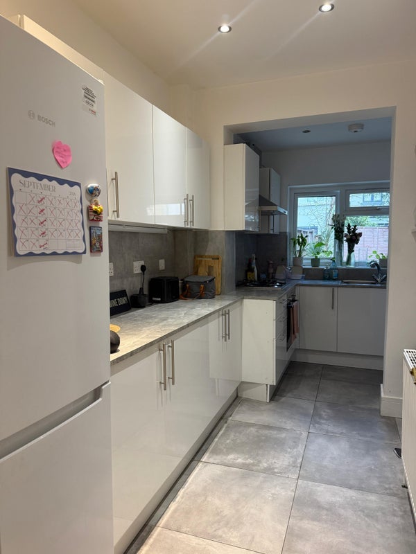 Room Ipswich Road in Greater London