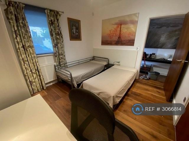House Dandridge Close in Greater London