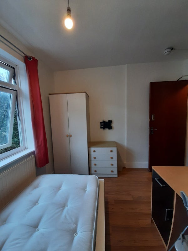 Room St Dunstan's Road in Greater London