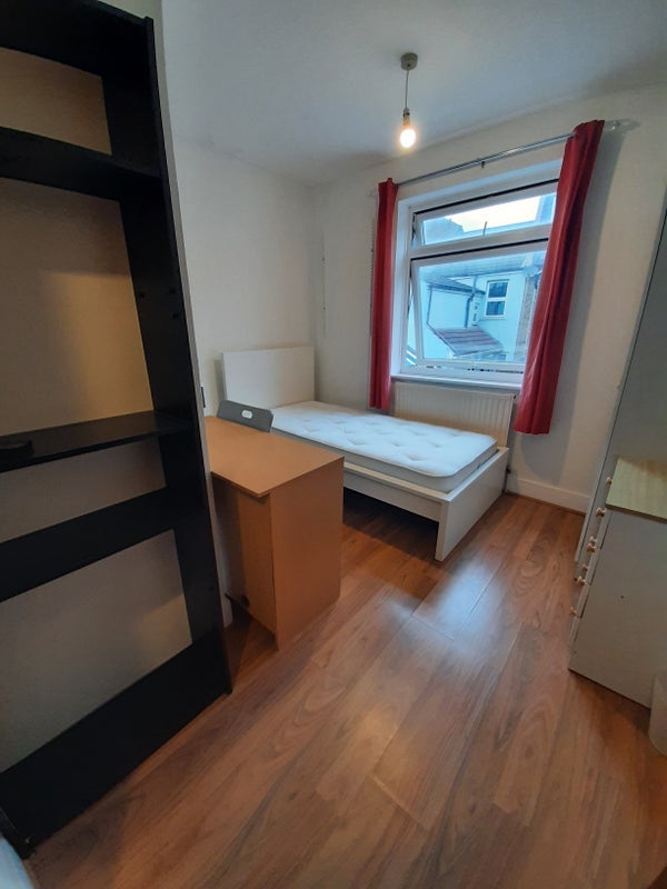 Room St Dunstan's Road in Greater London