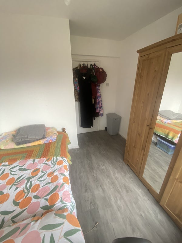 Room Clarence Crescent in Greater London