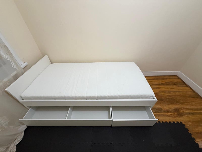 Room Worcester Road in Greater London