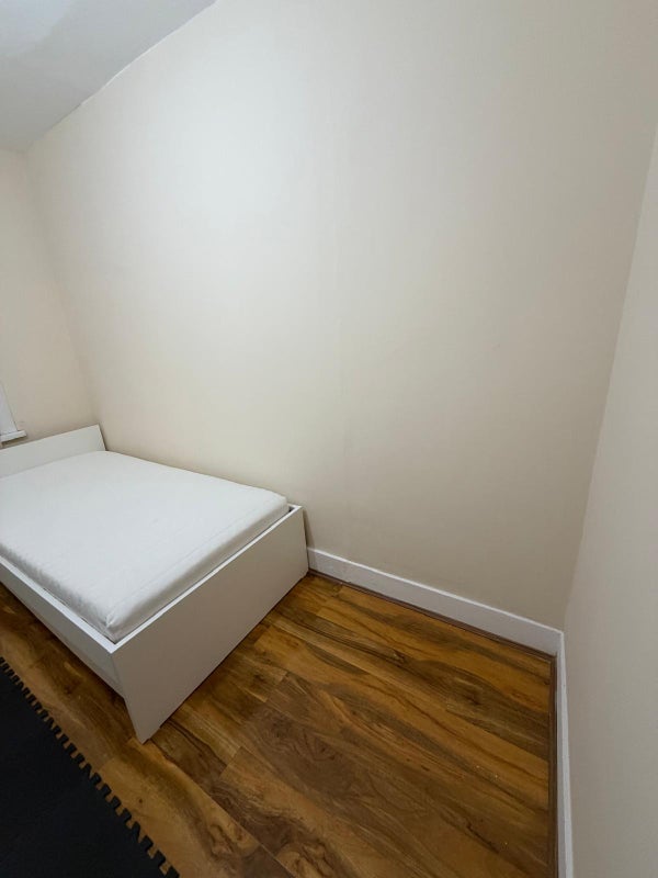 Room Worcester Road in Greater London