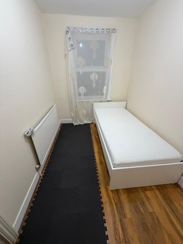 Room Worcester Road in Greater London