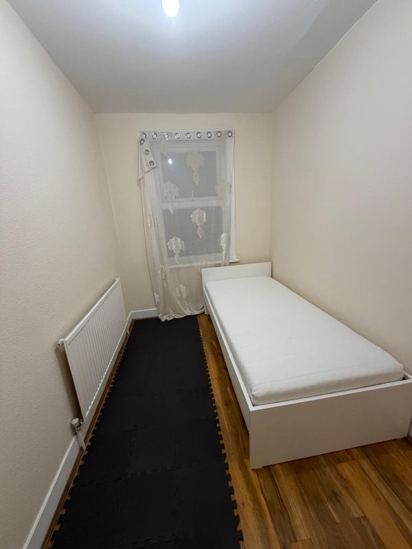 Room Worcester Road in Greater London