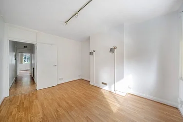 Flat Coombe Lane in Greater London