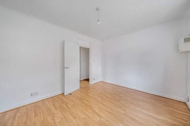 Flat Coombe Lane in Greater London