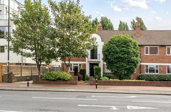Flat Coombe Lane in Greater London