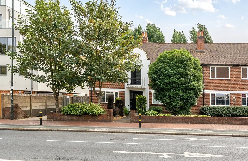 Flat Coombe Lane in Greater London