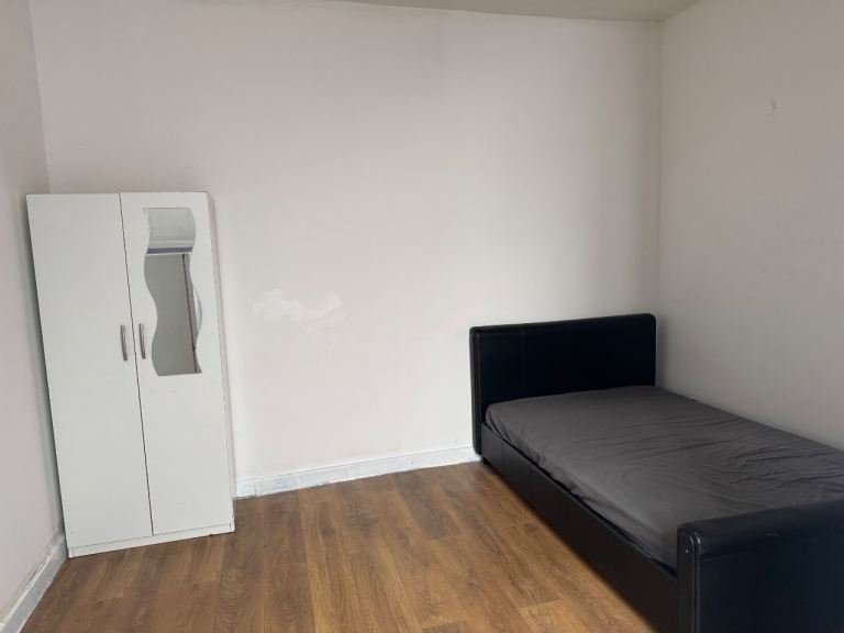 Flat Gordon Road in Greater London