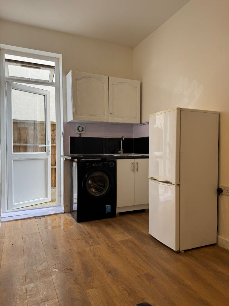Flat Gordon Road in Greater London