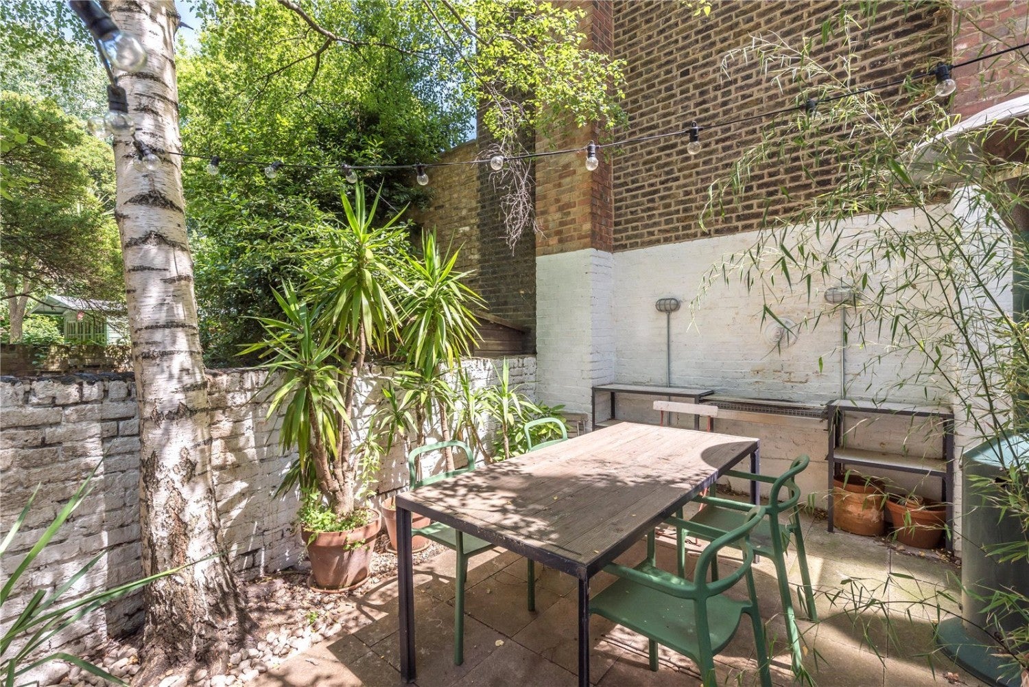 Flat Thornhill Crescent in Greater London