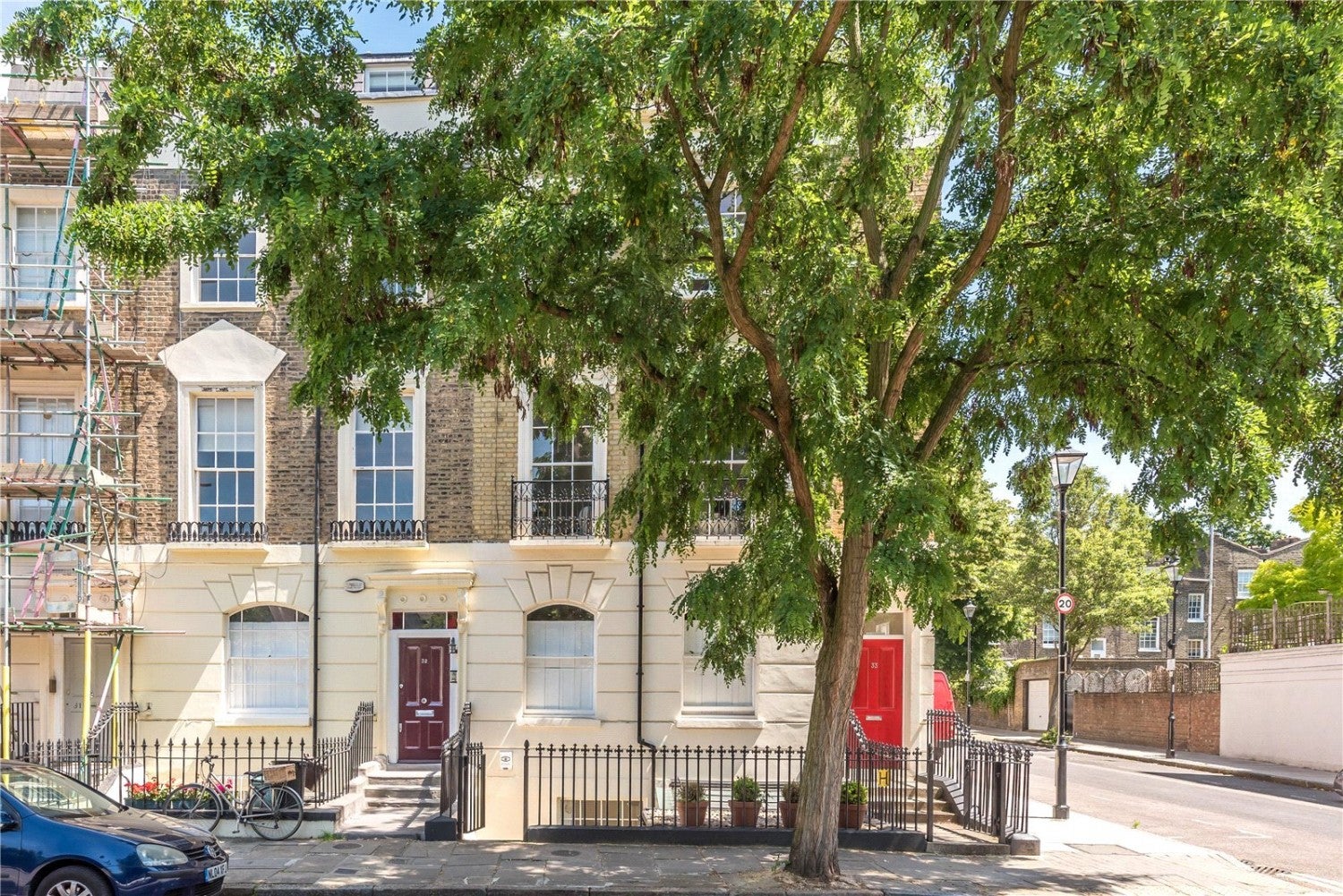 Flat Thornhill Crescent in Greater London
