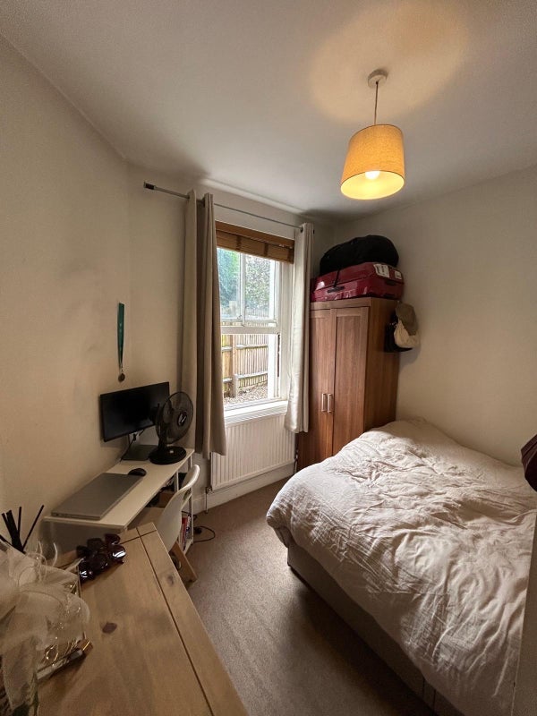 Room Cato Road in Greater London