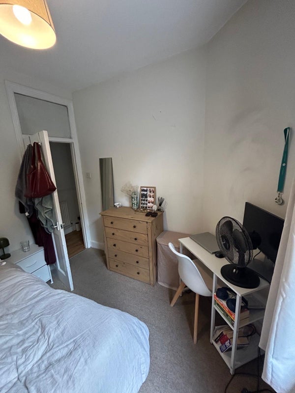 Room Cato Road in Greater London