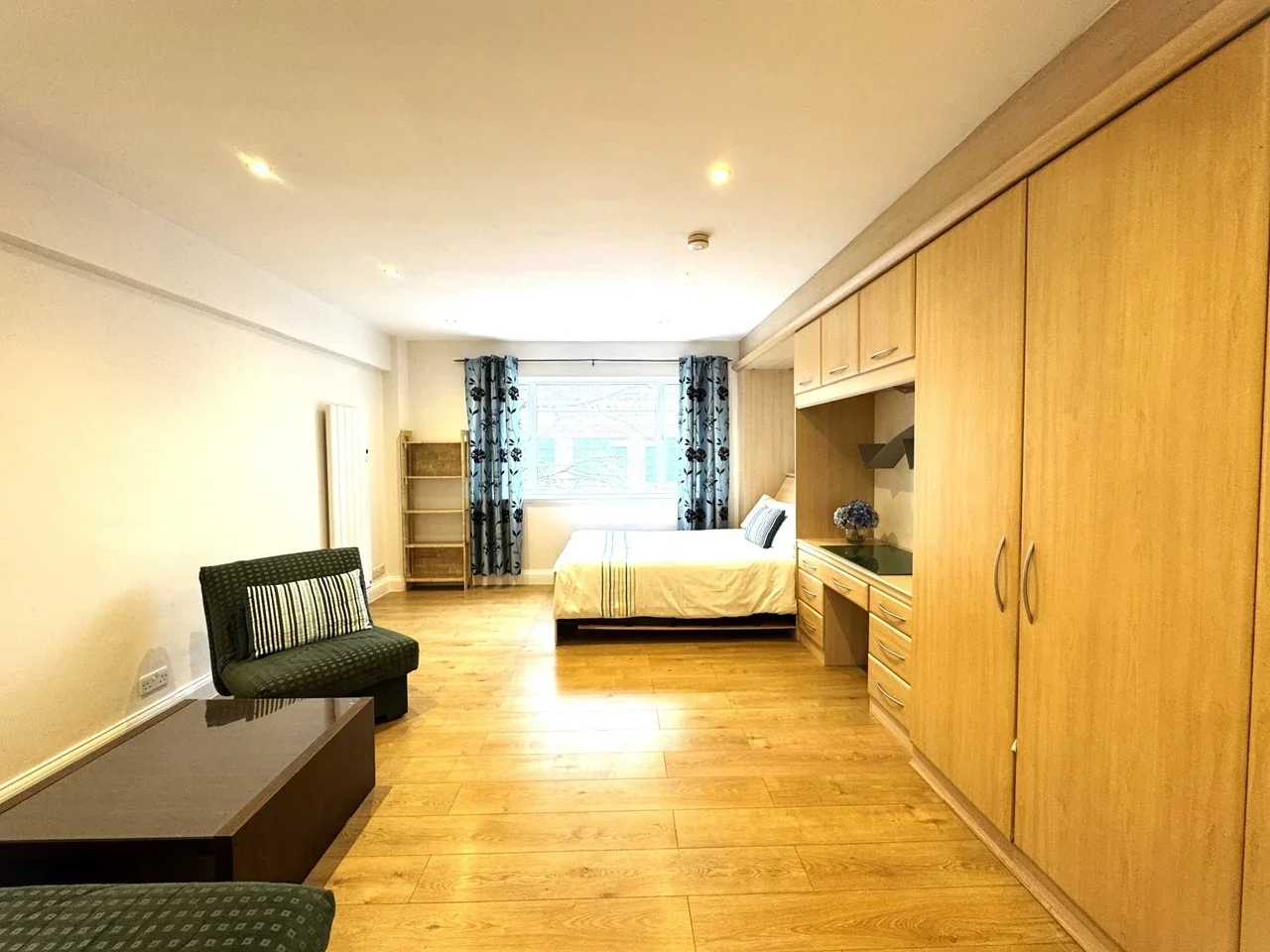 Flat Phoenix Street in Greater London