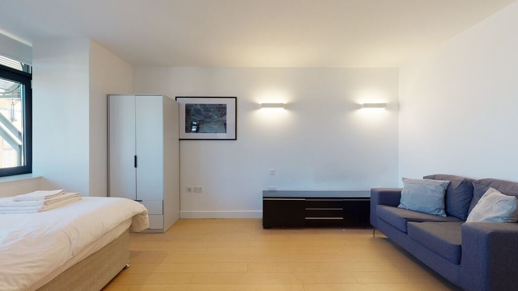 Flat Great West Road in Greater London