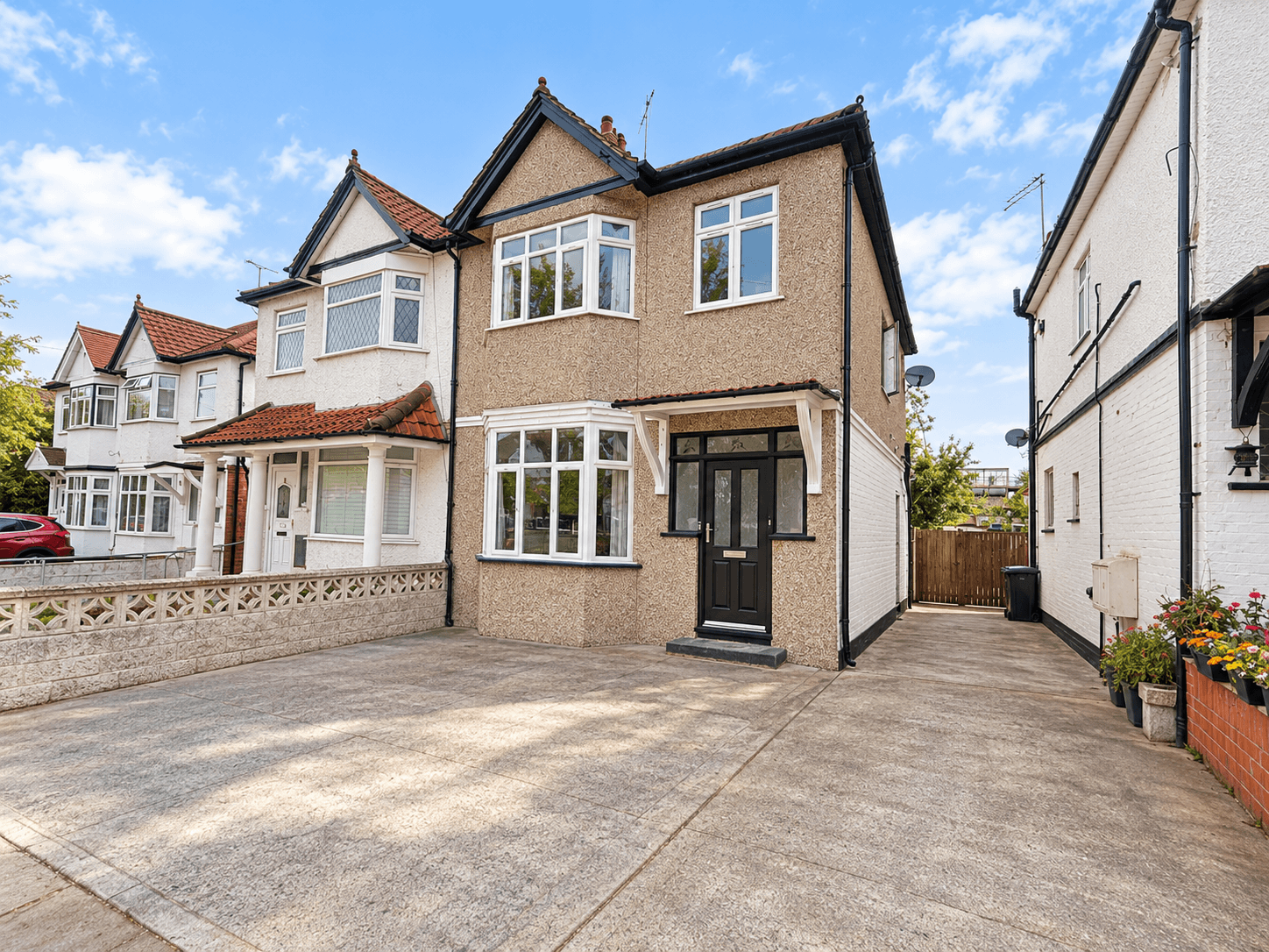 House Reeves Avenue in Greater London