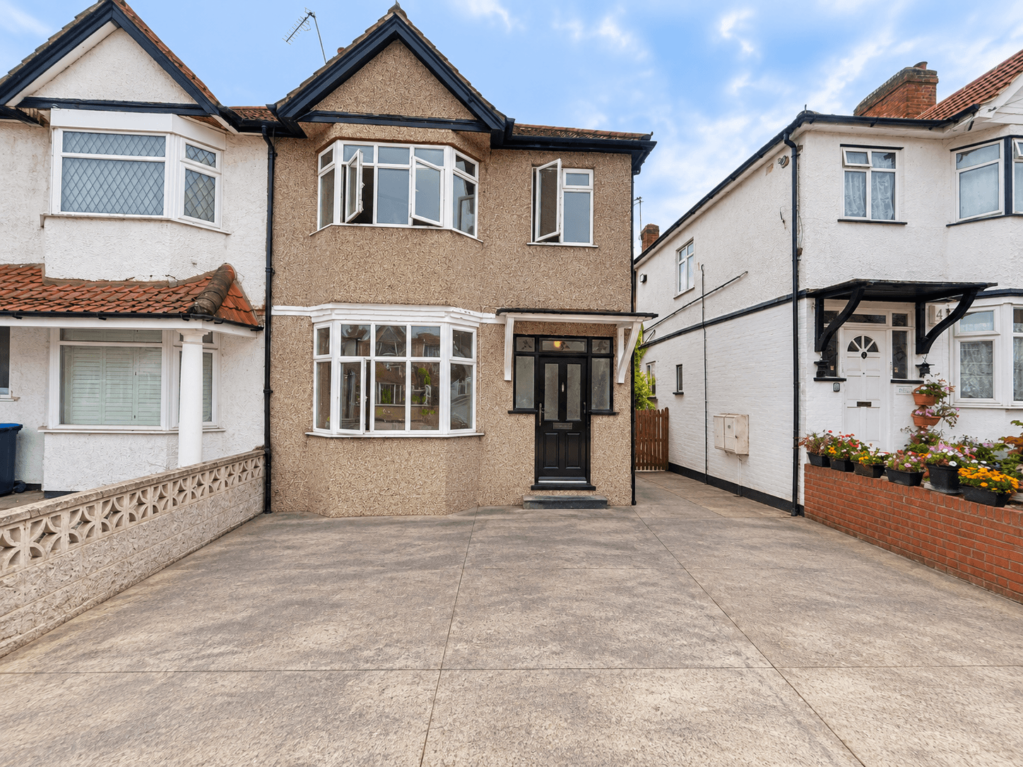 House Reeves Avenue in Greater London