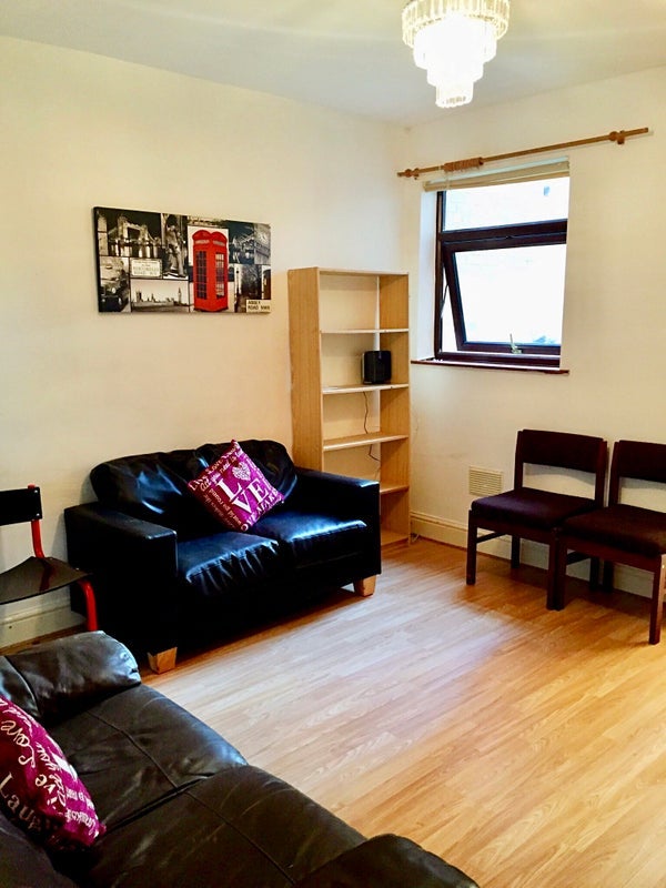 Room Vernon Avenue in Nottingham