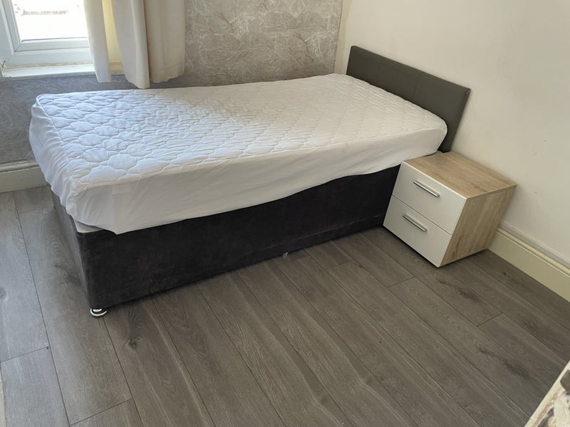 Room Mossley Road in Tameside
