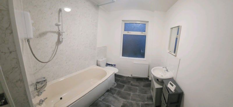 Room Mossley Road in Tameside