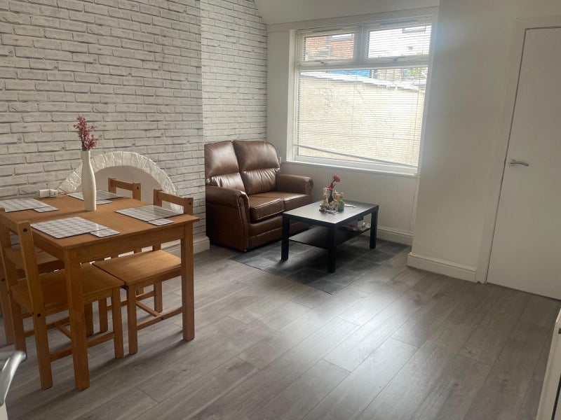 Room Mossley Road in Tameside