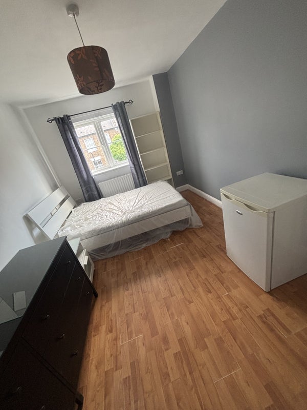 Room Wanless Road in Greater London