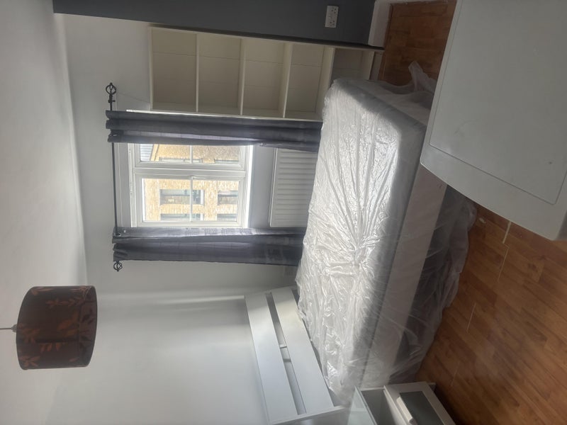 Room Wanless Road in Greater London