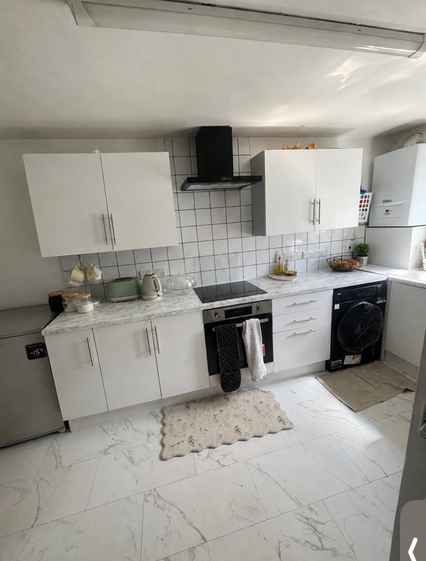 Room Wanless Road in Greater London