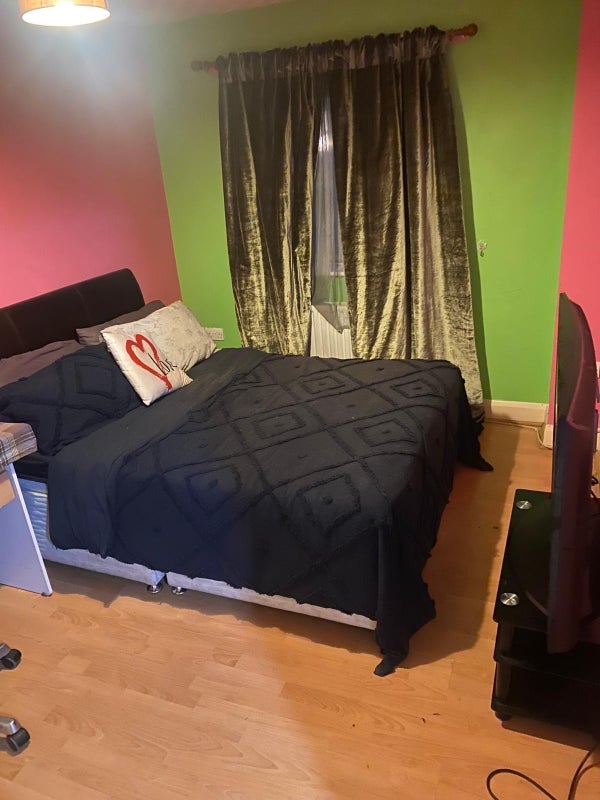 Room Wanless Road in Greater London