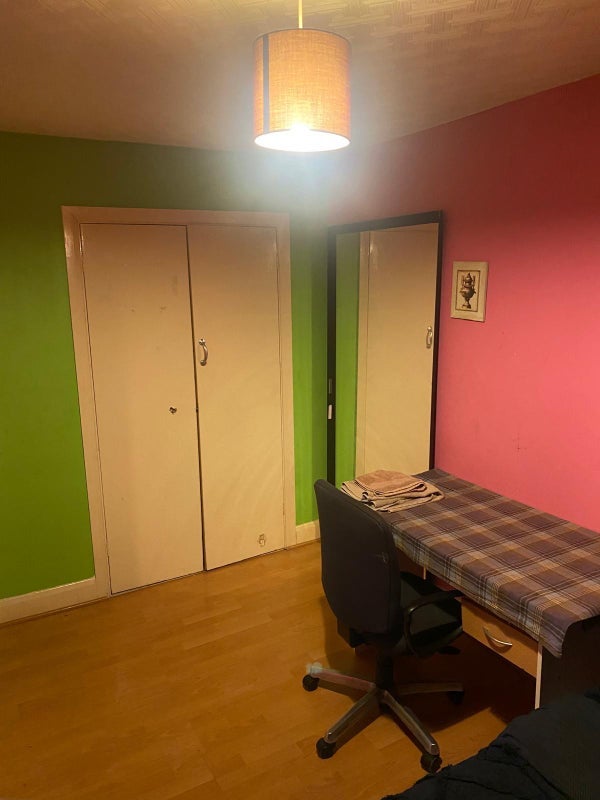 Room Wanless Road in Greater London