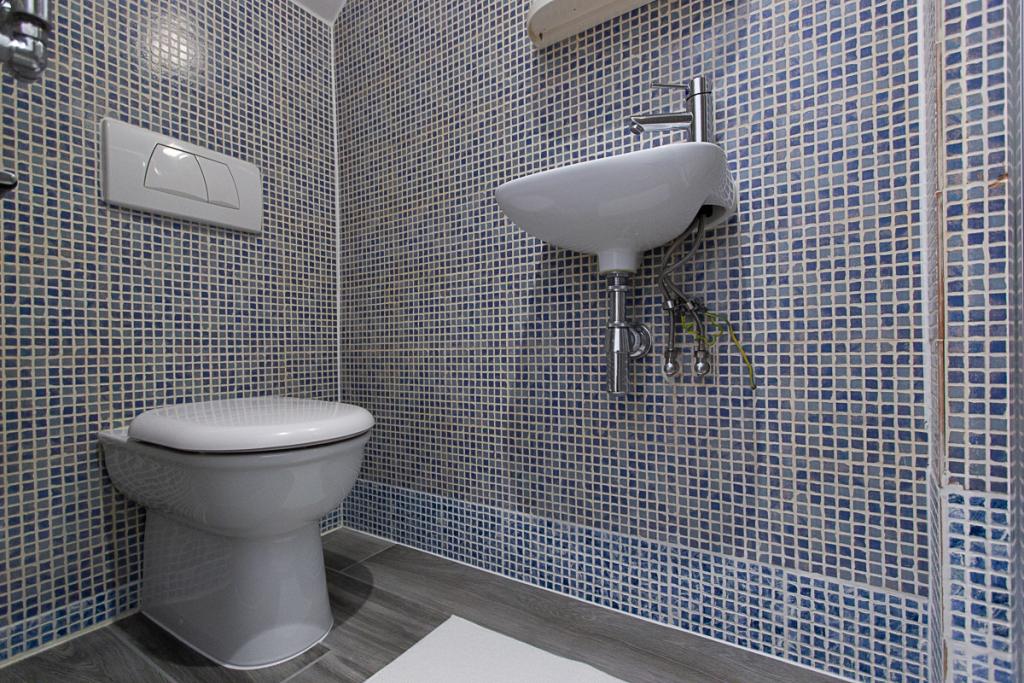 Flat Penywern Road in Greater London
