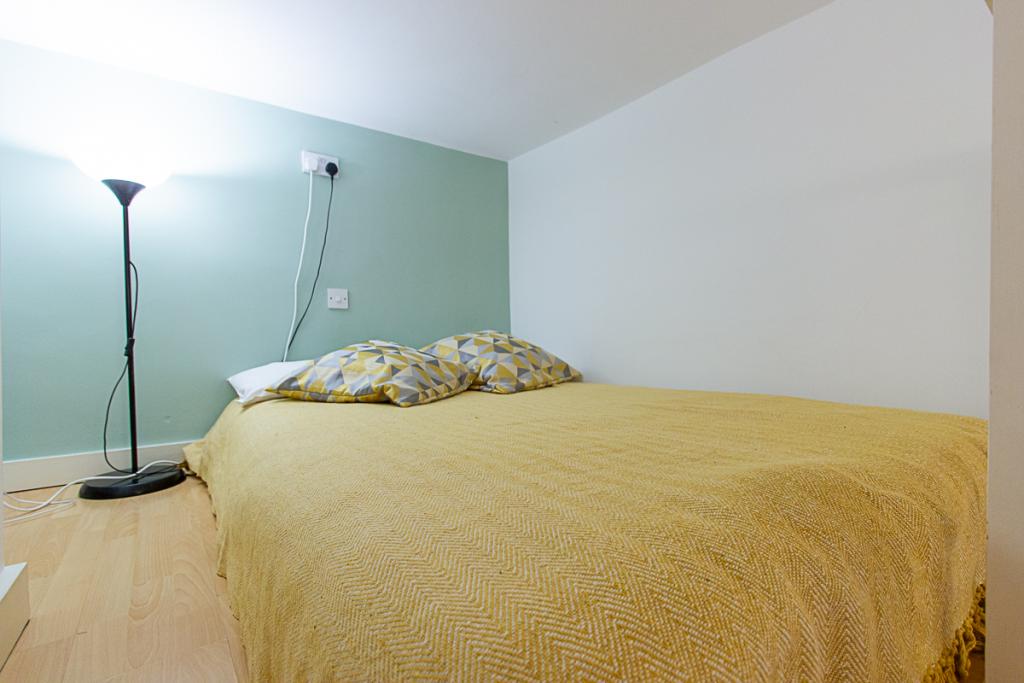 Flat Penywern Road in Greater London